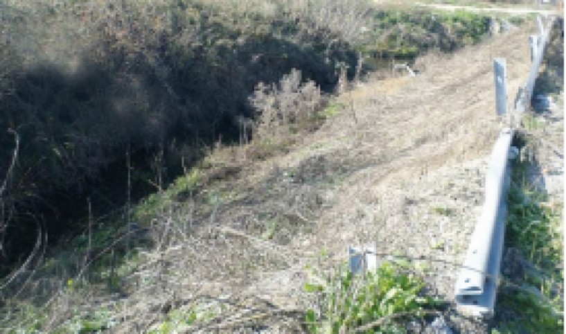 Ρημάζουν μεταλλικά στηθαία και πινακίδες οι γνωστοί-άγνωστοι