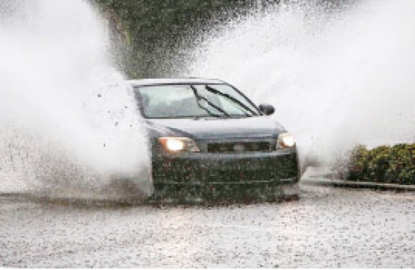 Μούσκεμα οι πεζοί από τα νερά της βροχής που εκτοξεύουν τα αυτοκίνητα