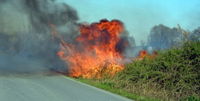 Πολλές εστίες φωτιάς και επικίνδυνοι καπνοί στον παράδρομο της Εγνατίας στο ύψος του Λουτρού (ΒΙΝΤΕΟ)