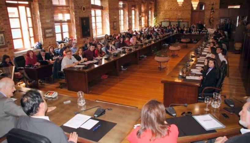 Με θέσεις και απόψεις οι 41 έφηβοι της Βέροιας στην πρώτη συνεδρίαση του δημοτικού τους συμβουλίου