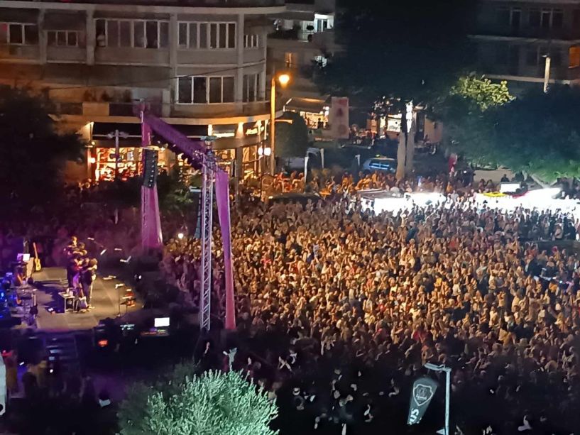 Πορτοκάλογλου και Κότσιρας «γέμισαν» την πλατεία Ωρολογίου το βράδυ του Σαββάτου