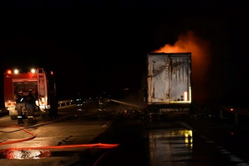 Ολοσχερής καταστροφή φορτηγού νταλίκας από φωτιά στην ΠΑΘΕ στον κόμβο Κλειδίου
