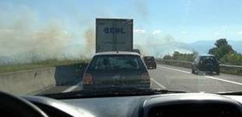 Φωτιά δίπλα στην Εγνατία. Κίνδυνος για τους οδηγούς! (ΒΙΝΤΕΟ)