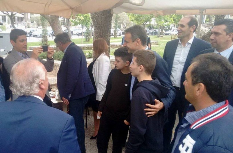 Οι σέλφι της νεολαίας με τον πρόεδρο και... ο κατά συνθήκη φωτογράφος Λευτέρης Αυγενάκης