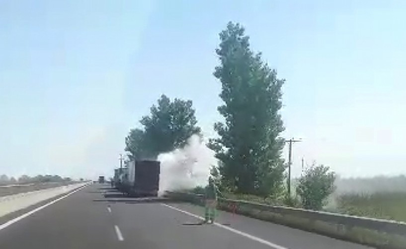 Φωτιά στα λάστιχα φορτηγού-ψυγείου στην Εγνατία. Βίντεο