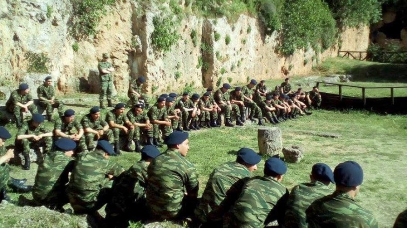Σχολή στα χακί!