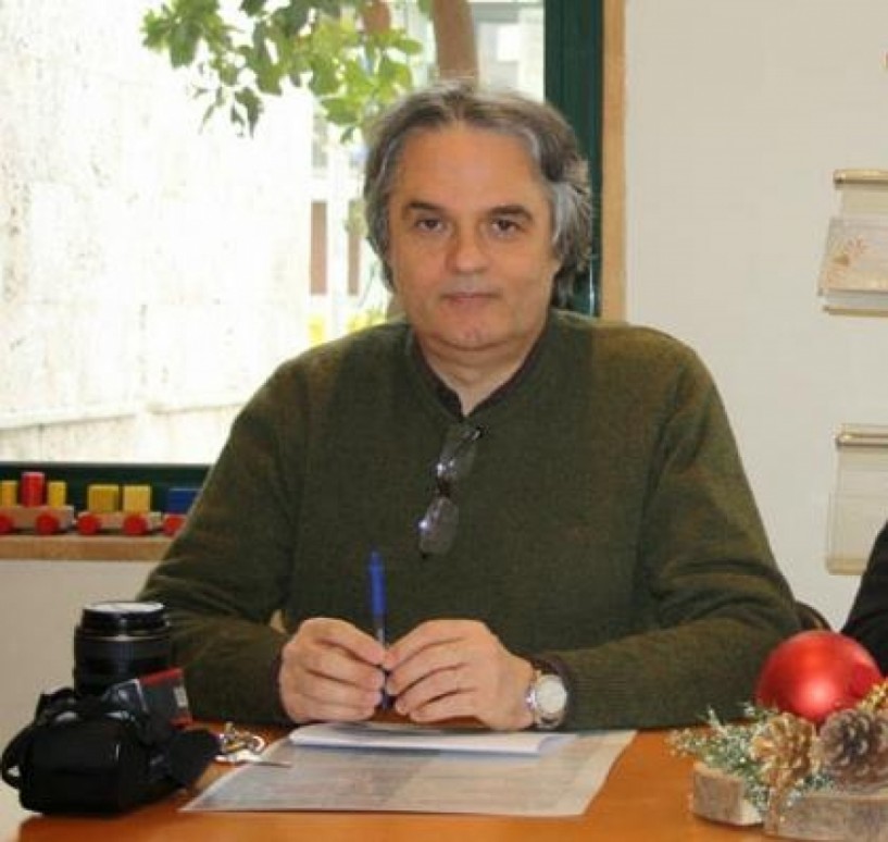 Ίσως να είναι και έτσι «... κοιτάζω στον καθρέπτη και αντί να ρίξω μια μπουνιά χαμογελώ στον ψεύτη...»