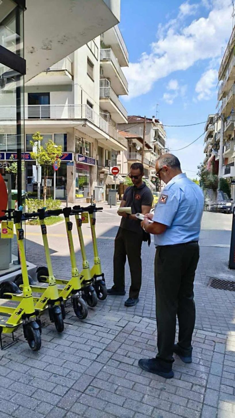 «Επιμένουν» τα κίτρινα ηλεκτρικά πατίνια και…τρώνε κλήση στο κέντρο της Βέροιας!