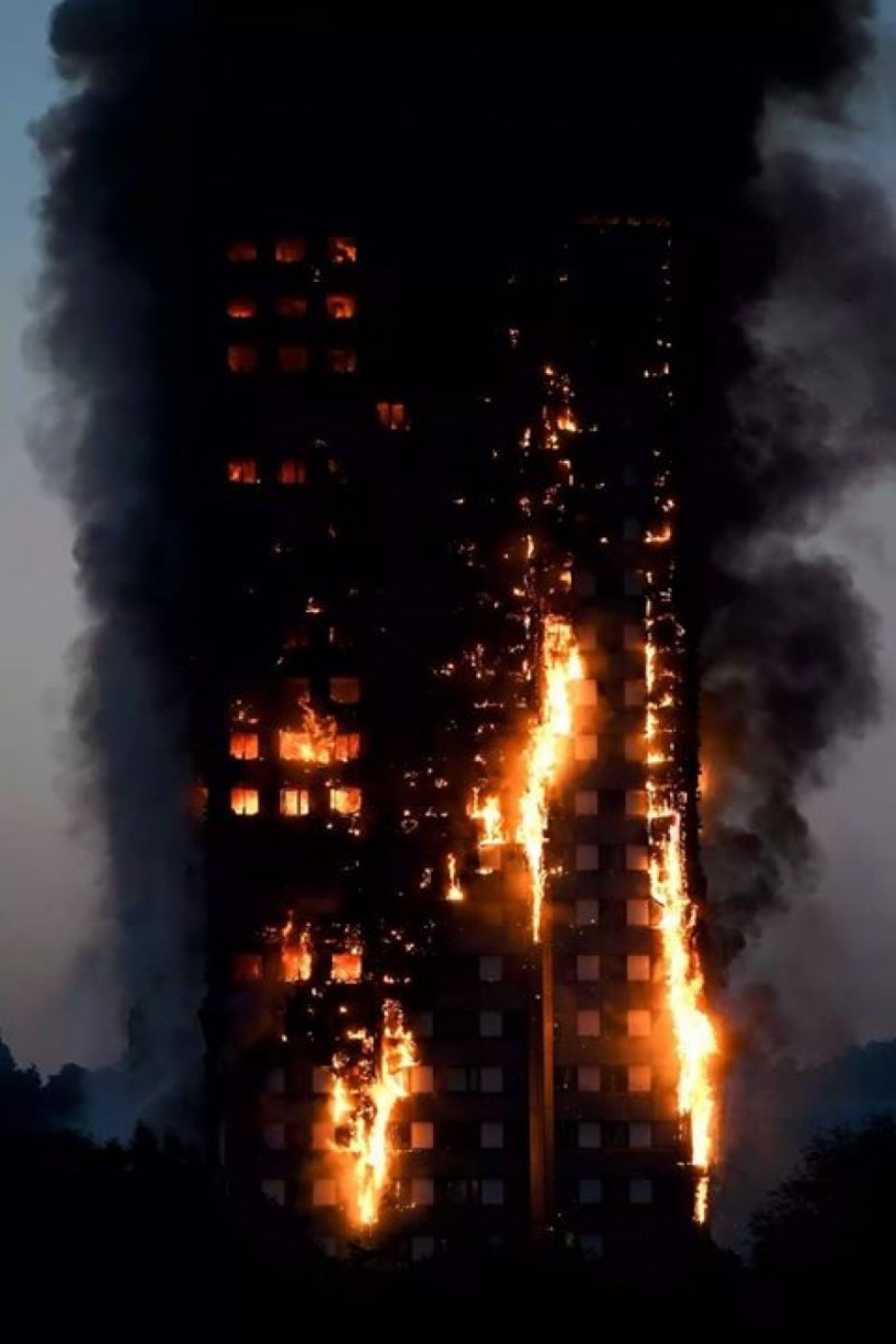 Τρομακτική πυρκαγιά σε 27ωροφο κτήριο - Φόβοι για εγκλωβισμένους