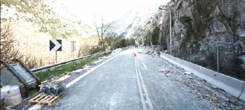 Πτώση βράχων στην παλαιά εθνική οδό Αθηνών-Θεσσαλονίκης λόγω κακοκαιρίας
