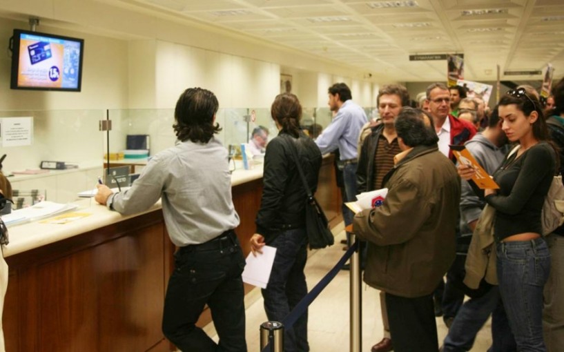 Μόνιμες οι ουρές στις τράπεζες