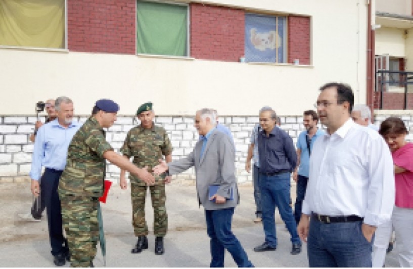 Ικανοποιημένος ο υπουργός Γ. Μπαλάφας από τη λειτουργία των Κέντρων φιλοξενίας προσφύγων σε Αγία Βαρβάρα και Αλεξάνδρεια