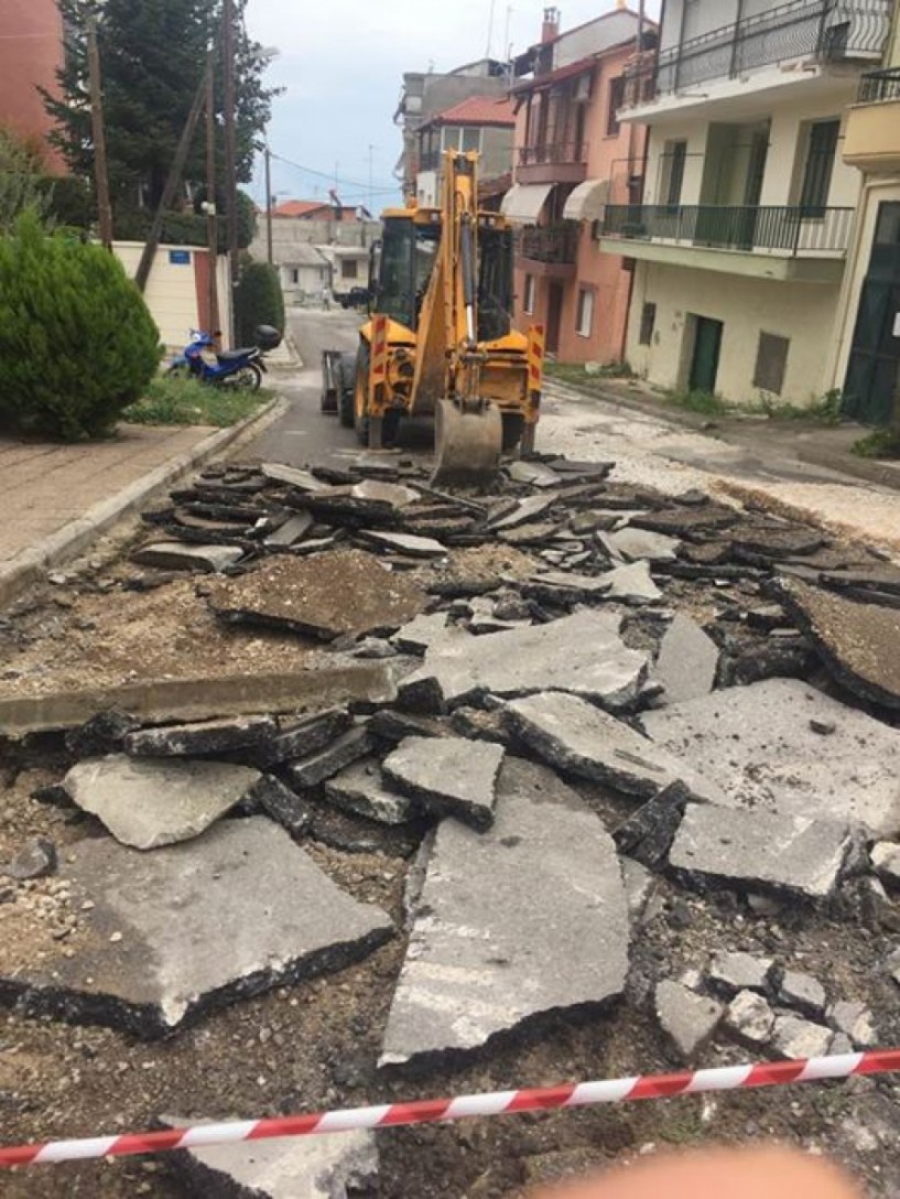 Παρέμβαση στην οδό Κουτσούφλιανης από τον δήμο Νάουσας. Ξηλώθηκε το περίπτερο από τη Χρ. Λαναρά