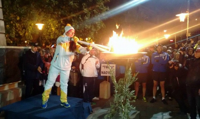 Φώτισε την Πλατεία Καρατάσου και το αρχαίο θέατρο Μίεζας η ολυμπιακή φλόγα