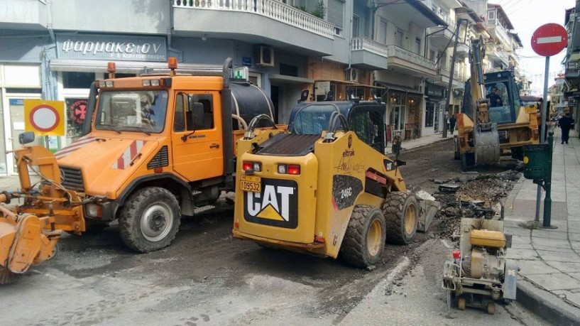 Συνεχίζεται η ασφαλτόστρωση σε κεντρικούς δρόμους της Νάουσας