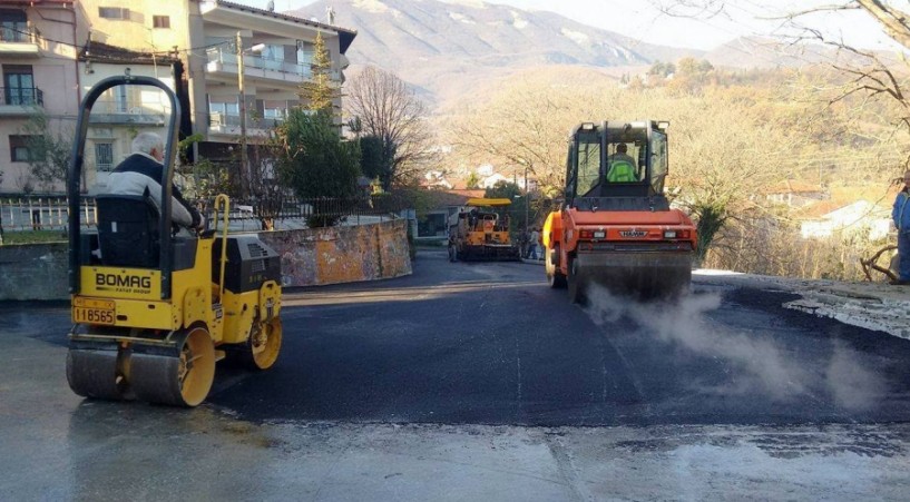 Συνεχίζονται οι ασφαλτοστρώσεις οδών στη Νάουσα