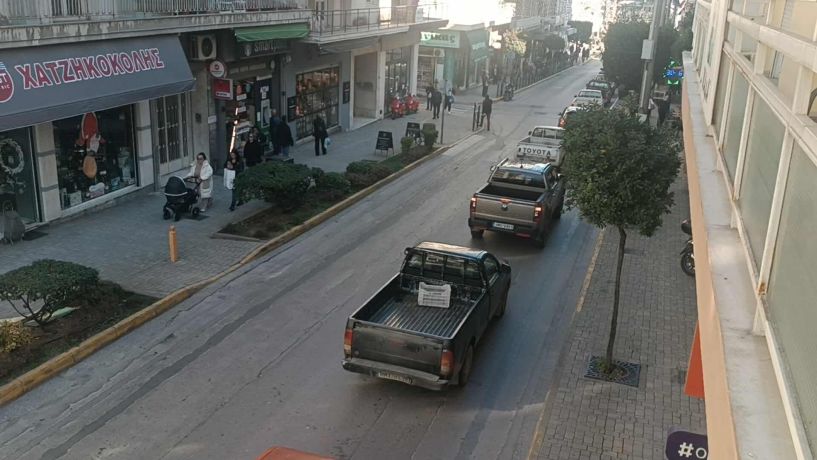 Πορεία δεκάδων αγροτικών με κόρνες στο κέντρο της Βέροιας - Κατέθεσαν αιτήματα σε βουλευτές, ΠΕ Ημαθίας και Δήμο (ΒΙΝΤΕΟ)