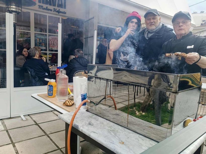 Το σουβλάκι πήγε σύννεφο, με μουσικές και τσικνίσματα παντού!