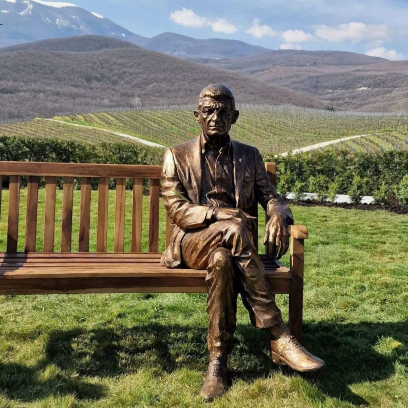 Ο κυρ Γιάννης “επέστρεψε” στ’ αμπέλια του  • Παρουσιάστηκε το ορειχάλκινο άγαλμα του Γιάννη Μπουτάρη