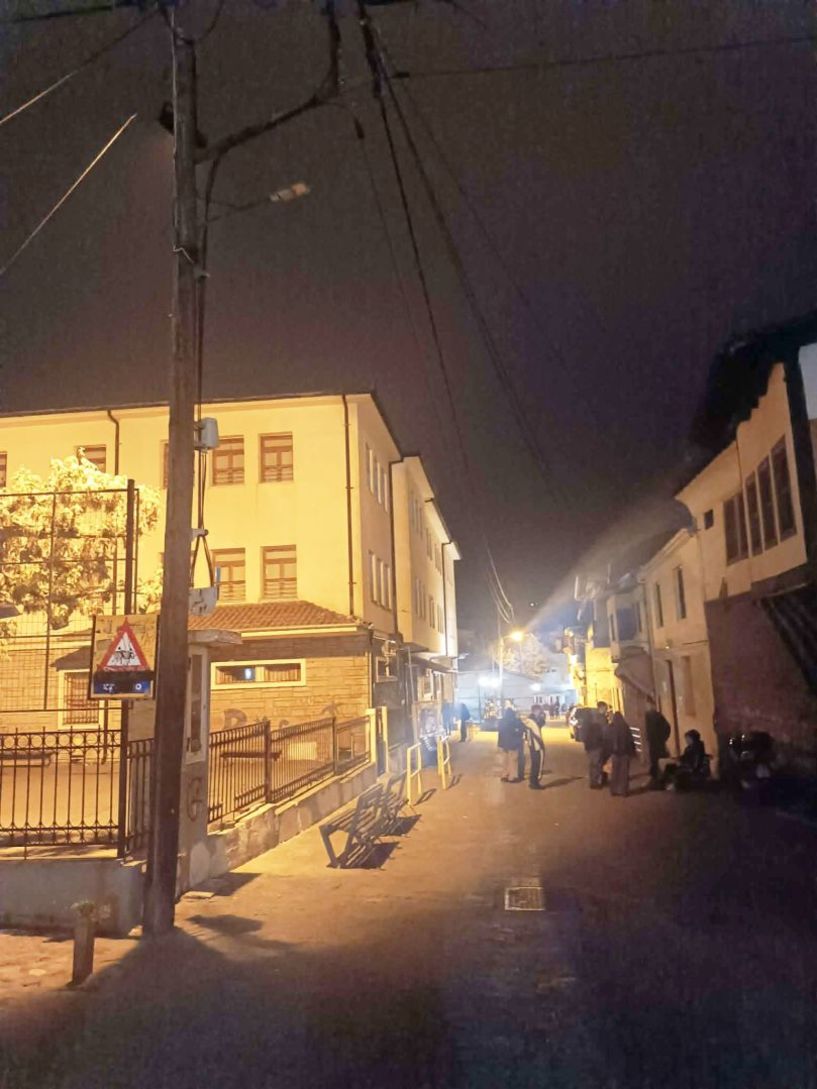 Τα φώτα από τα μαγαζιά και ο προβολέας του 1ου δημοτικού σχολείου φωτίζουν την οδό Κοντογεωργάκη