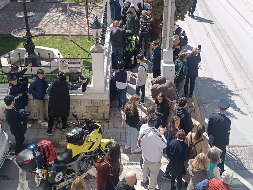 Άμεση επέμβαση του μοτοσυκλετιστή του ΕΚΑΒ κατά την παρέλαση στο κέντρο της Βέροιας