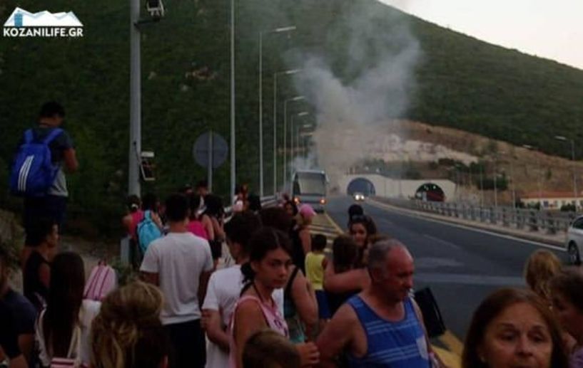 Φωτιά σε τουριστικό λεωφορείο στην Εγνατία Οδό που μετέφερε επιβάτες στην Κοζάνη – Δείτε το βίντεο