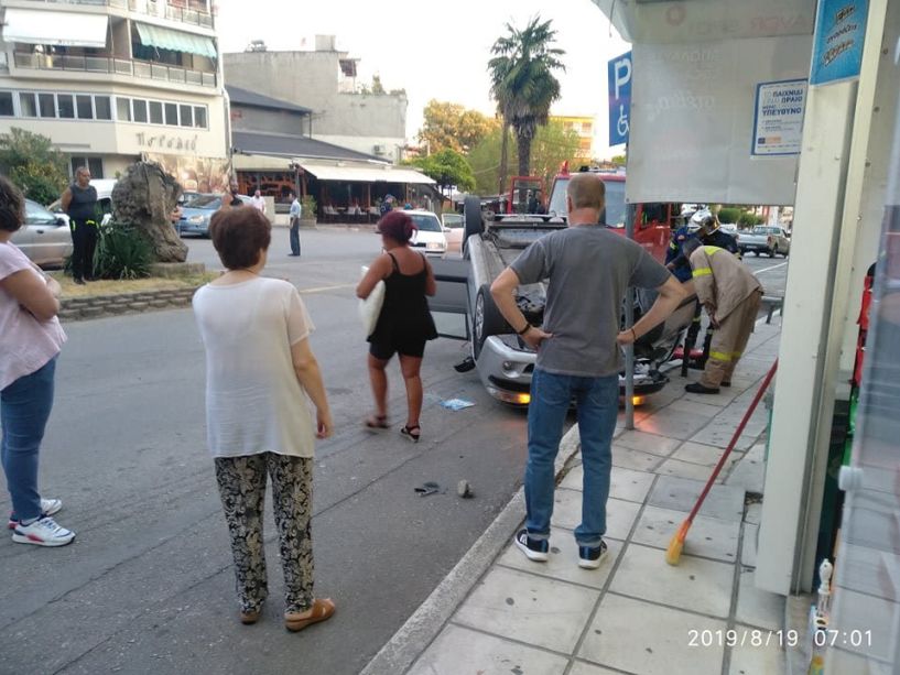 Τροχαίο ατύχημα στη Νάουσα - Αναποδογύρισε δύο μόλις μέτρα πριν από περίπτερο