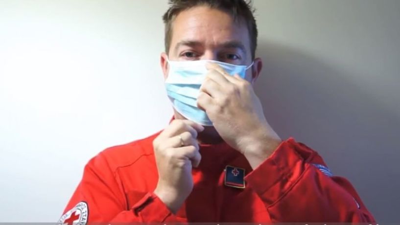 Βήμα-βήμα πώς πρέπει να φοράμε και να αφαιρούμε την μάσκα σωστά - Βίντεο