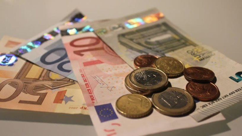 Από 112 ευρώ έως 322 ευρώ αυξάνονται οι μισθοί των εργαζομένων, αναλυτικά τα ποσά ανάλογα τον μισθό
