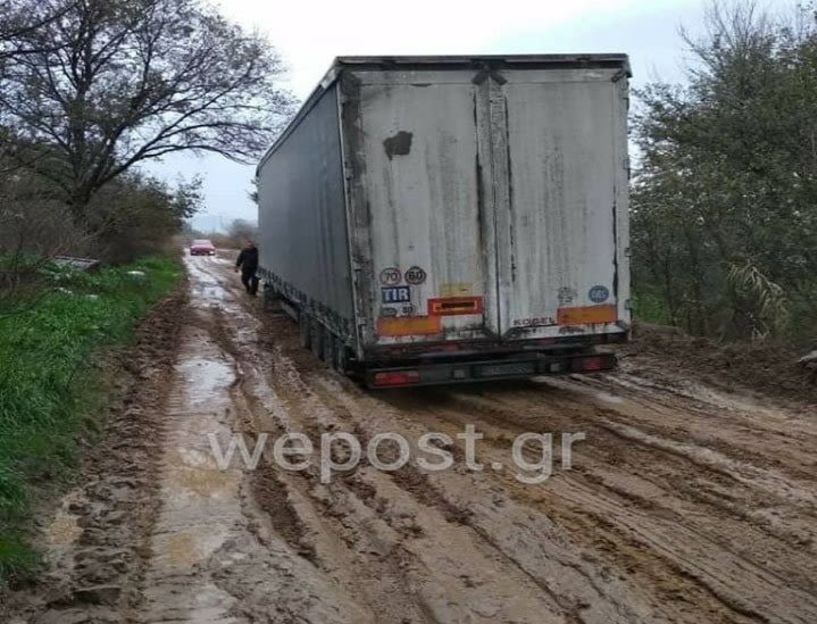 Νταλίκα βούλιαξε σε δρόμο με λάσπη στην βιομηχανική περιοχή του Καλοχωρίου