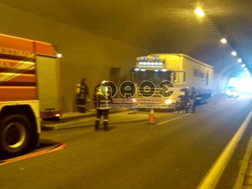 Φορτηγό έπιασε φωτιά μέσα στα τούνελ της Εγνατίας - Άμεση παρέμβαση της Π.Υ. Βέροιας 