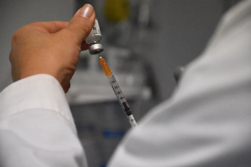 Εμβόλια: Ανοίγει τη Δευτέρα η πλατφόρμα για τους άνω των 85, πώς θα κλείνονται τα ραντεβού