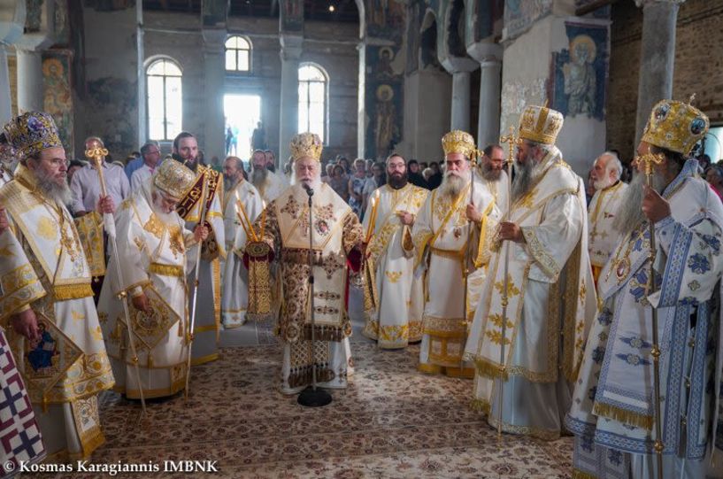 Πολυαρχιερατικό συλλείτουργο στη Βέροια για την γιορτή του Αγίου Παντελεήμονος και τα ονομαστήρια του Μητροπολίτη