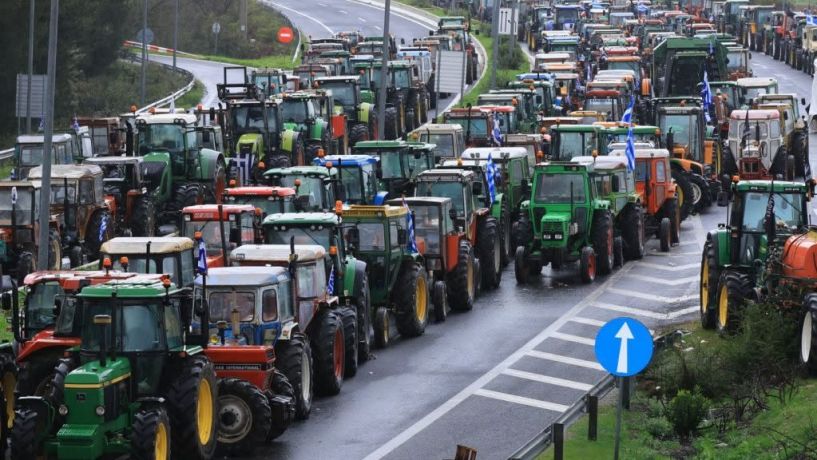 Πιο δυναμικά μπαίνουν στις κινητοποιήσεις οι αγρότες σε όλη τη χώρα -  Μπλόκα σε εθνικές οδούς, τελωνεία και κομβικά σημεία