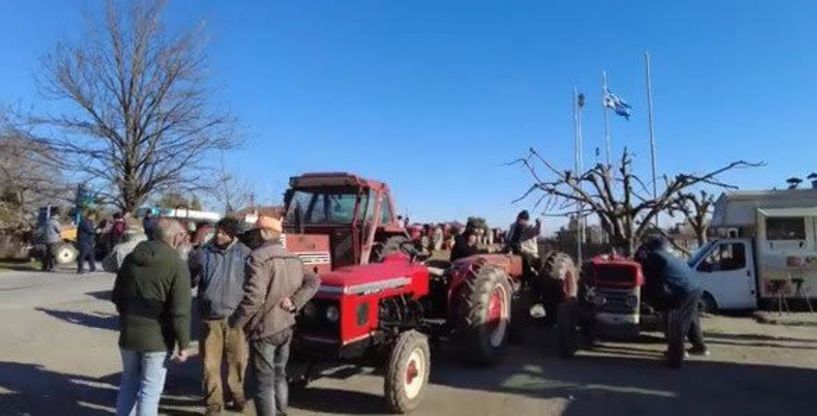 Σε Ημαθία και Βέροια: Οι αγρότες συνεχίζουν στα μπλόκα με αναμμένες μηχανές και  το λιανεμπόριο προσπαθεί να ζεστάνει την «παγωμένη αγορά»   -Τι λέει για την κίνηση, εν μέσω εκπτωτικής περιόδου, η πρόεδρος του Εμπορικού Συλλόγου Βέροιας