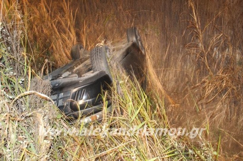 Έχασε τον έλεγχο του αυτοκινήτου και έπεσε σε αποστραγγιστικό κανάλι!