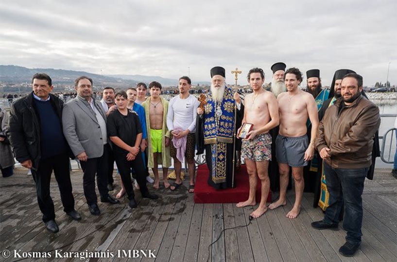 Αγιασμός των υδάτων και κατάδυση του Τιμίου Σταυρού στα παγωμένα νερά του Αλιάκμονος