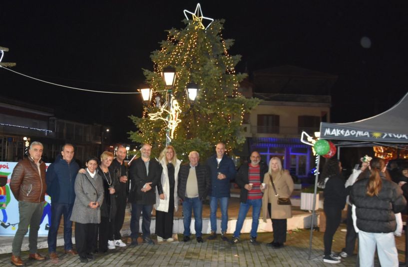 Άναψαν τα Χριστουγεννιάτικα Δέντρα σε Αγγελοχώρι  και Στενήμαχο