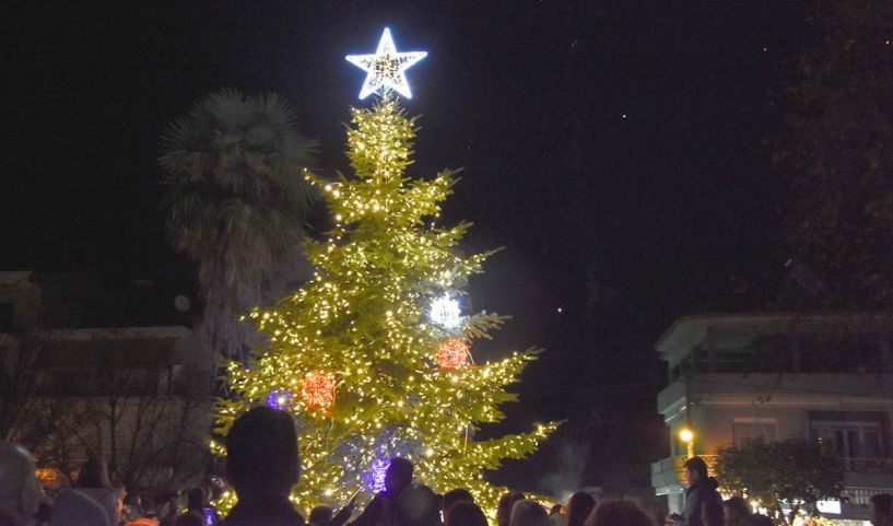 Εντυπωσιακή Χριστουγεννιάτικη Ατμόσφαιρα στη Φωταγώγηση  του Χριστουγεννιάτικου Δέντρου, στην Πλατεία Καρατάσου Νάουσας