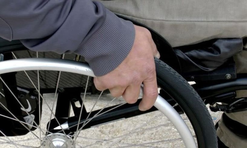 Οι συνταξιούχοι ΑμεΑ θα λάβουν τα 250 ευρώ χωρίς ηλικιακό όριο