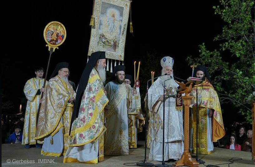 Το χαρμόσυνο μήνυμα της Ανάστασης  από τον Μητροπολίτη, στην Πλατεία Εληάς της Βέροιας