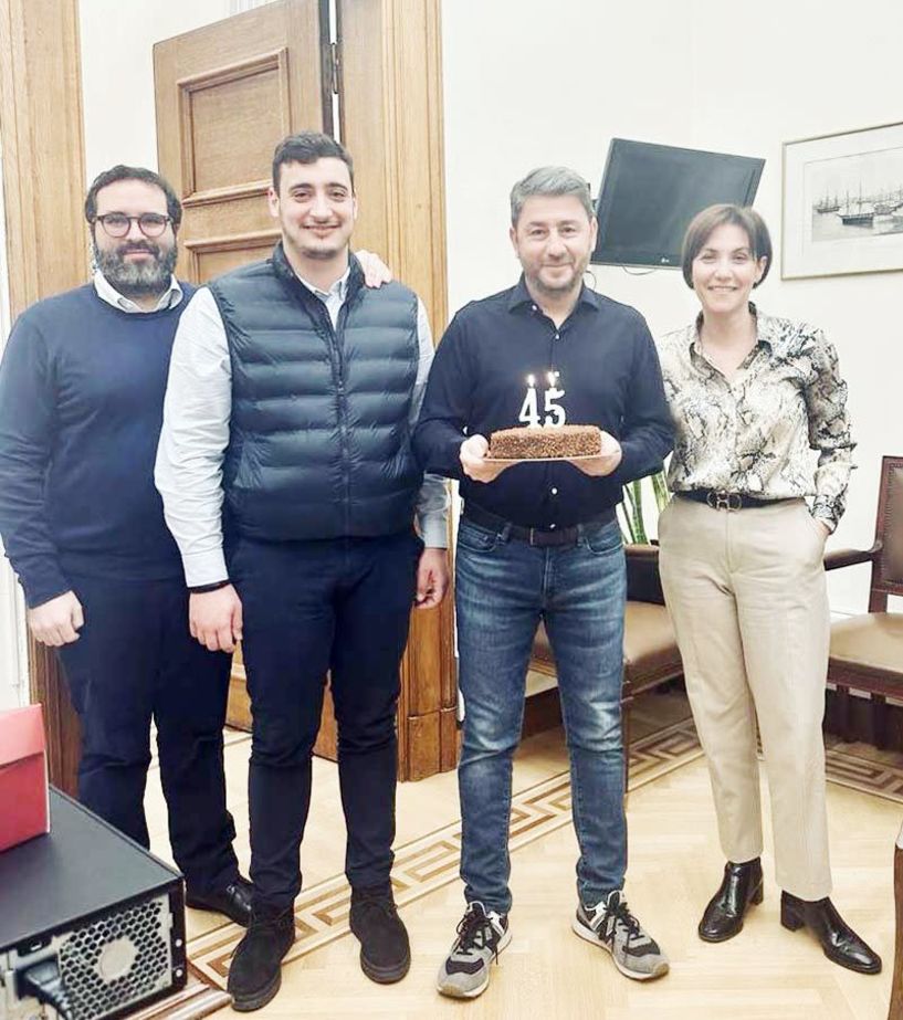Ο Νίκος Ανδρουλάκης έσβησε το 45 στην τούρτα γενεθλίων!