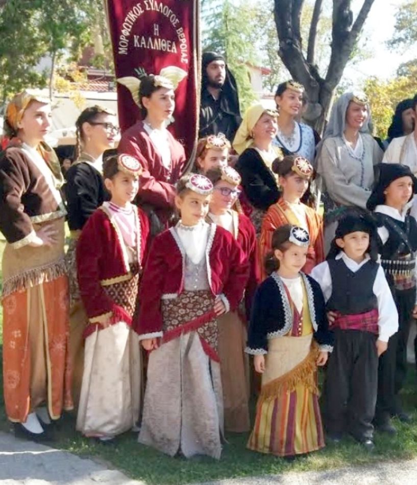 Νεαρά κορίτσια και αγόρια τιμούν τη φορεσιά τους