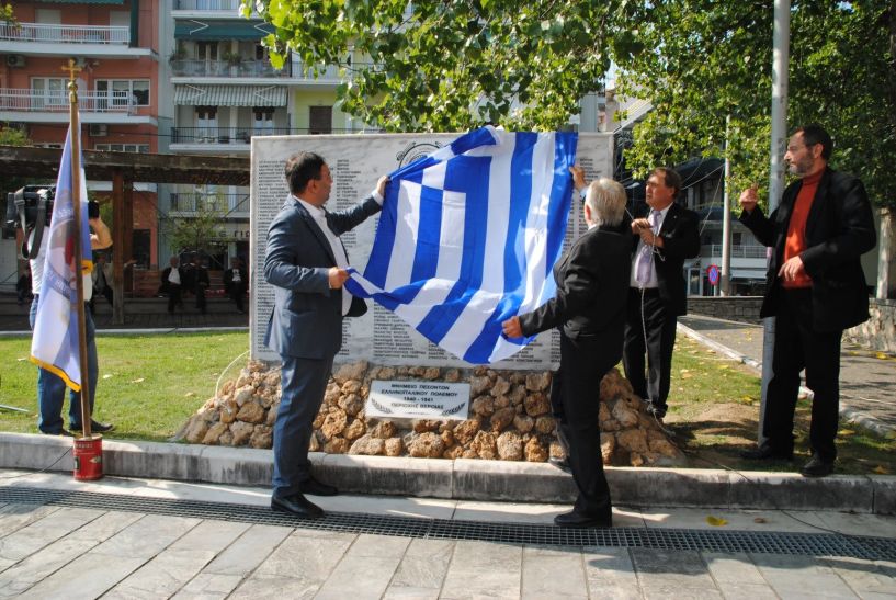 Στιγμές συγκίνησης στα αποκαλυπτήρια του Μνημείου Πεσόντων 1940 – 1941, στην Πλατεία Ωρολογίου της Βέροιας   