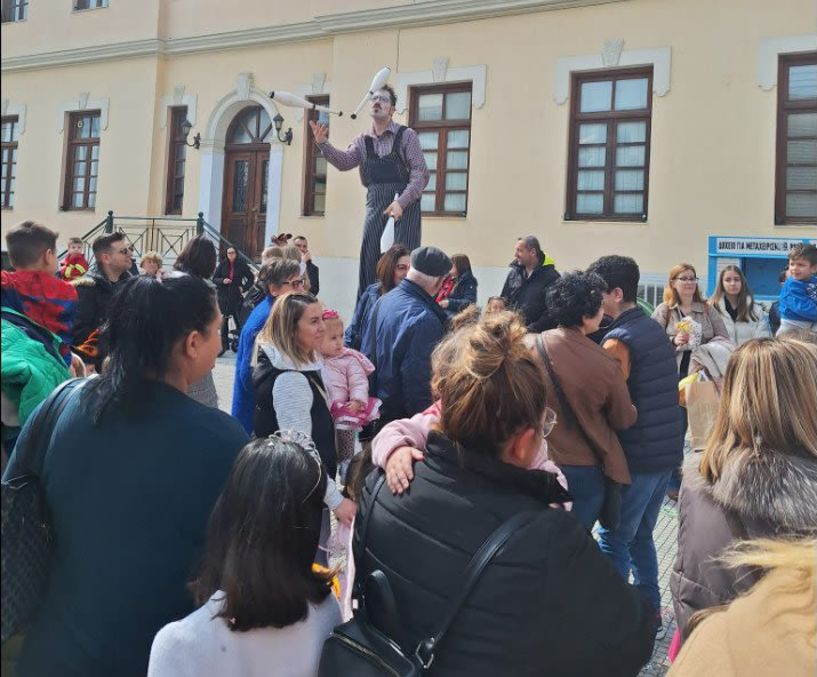 Αποκριάτικη εκδήλωση από την ΚΕΠΑ και τον Εμπορικό Σύλλογο Βέροιας χθες στην πλατεία Δημαρχείου