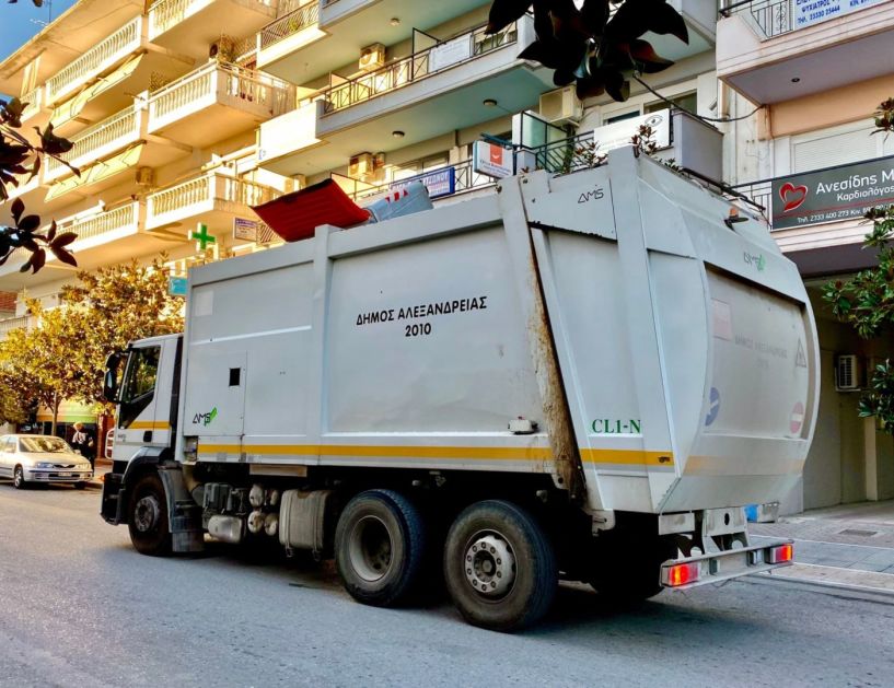 Λόγω βλάβης απορριμματοφόρου,  δεν μαζεύονται σκουπίδια από μεγάλους κάδους  στο κέντρο της Αλεξάνδρειας