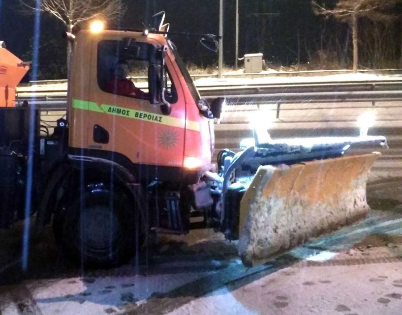 Επί ποδός ο Μηχανισμός Πολιτικής Προστασίας του Δήμου Βέροιας με 14 οχήματα - 1.000 τσουβάλια αλάτι διανεμήθηκαν σε πολίτες