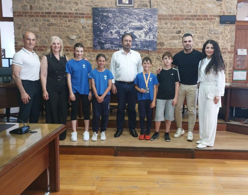 Οι διακριθέντες  αθλητές των  Βαλκανικών  Αγώνων Καράτε  στον Δήμαρχο Βέροιας