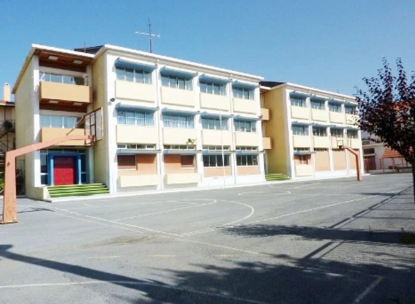 Για τις αυλές των σχολείων, τα καλοκαίρια