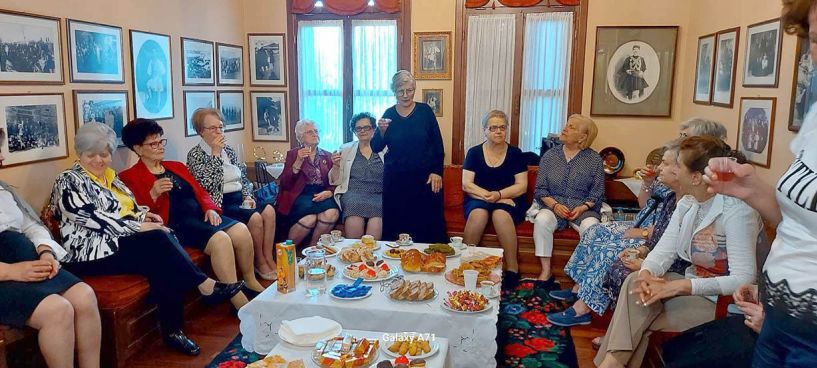 Τσούγκρισαν τα κόκκινα αυγά  οι γυναίκες του Συλλόγου Βλάχων Βέροιας